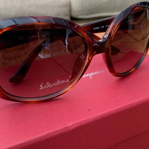 SOLD OUT! Salvatore Ferragamo Tortoise Sunglasses NIB - Picture 12 of 12